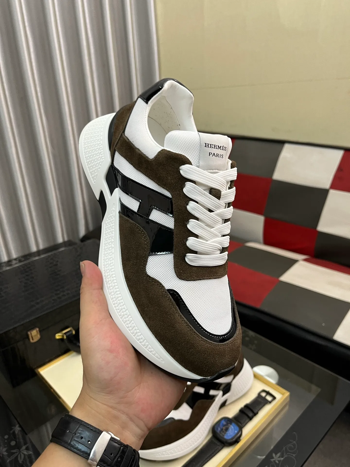 Men's shoes 💰540⌚️⌚️HERMES/Hermès Hugo thick-soled sneakers, casual men's shoes, these sneakers are made of imported first-layer cowhide leather and breathable mesh design. The contrasting color design creates a dynamic and modern shape. The front end of the toe is decorated with natural-color rubber inlays, which is novel and fashionable. The texture is incomparable, with cowhide lining and cowhide foot pads, the upper foot is comfortable and breathable, and the rubber sole is decorated with geometric patterns and iconic "H" details. A very personal one! Size: 38-44